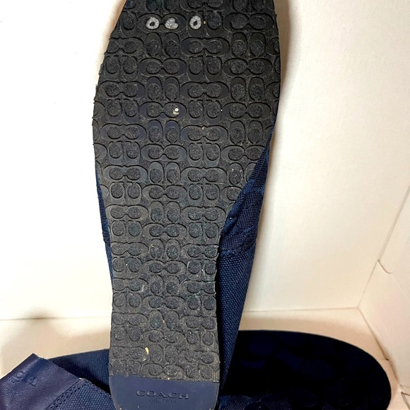 I am selling Coach shoes that a gently used. Size 7.5 woman’s shoes. - Picture 4 of 5